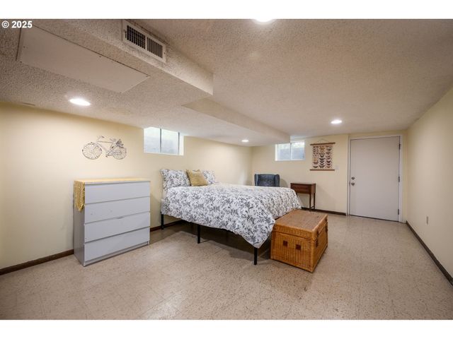 29497 S MERIDIAN Rd, Hubbard, OR 97032