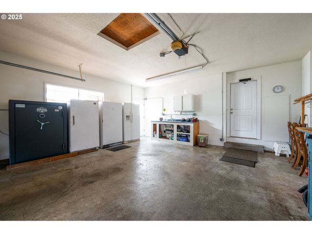 29497 S MERIDIAN Rd, Hubbard, OR 97032