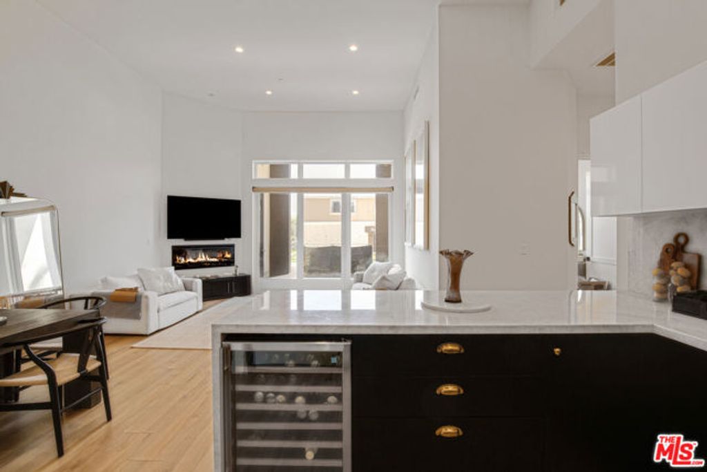 118 S Kenwood Street 102, Glendale, CA 91205