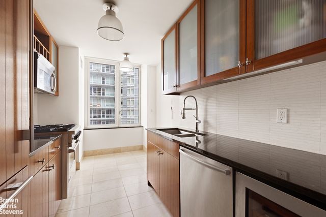 250 E 53rd St Apt 1102, New York City, NY 10022