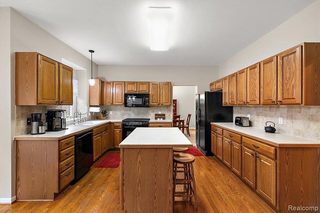 8446 S Shore Drive, Clarkston, MI 48348