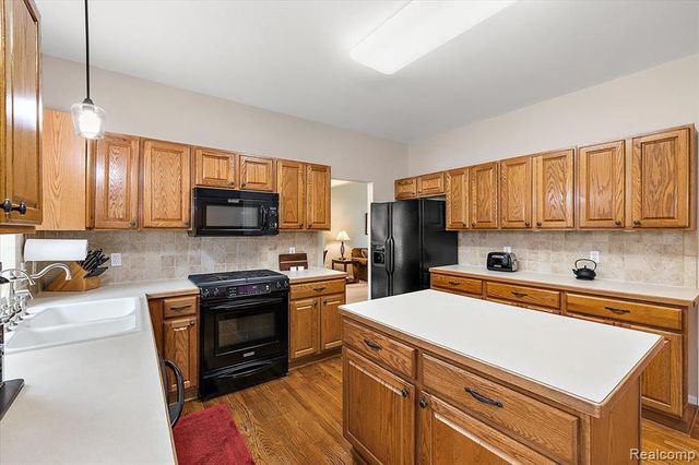 8446 S Shore Drive, Clarkston, MI 48348