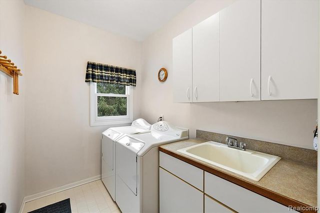 8446 S Shore Drive, Clarkston, MI 48348