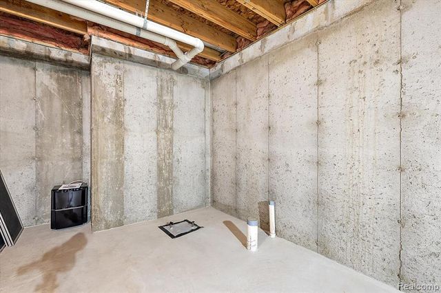 8446 S Shore Drive, Clarkston, MI 48348