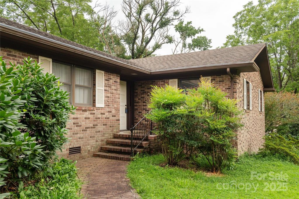 27 Country Road, Hendersonville, NC 28791