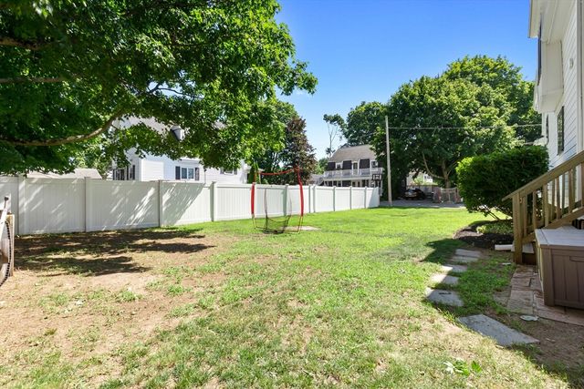 13 Pleasant St, Hamilton, MA 01982