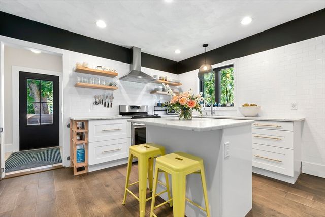 13 Pleasant St, Hamilton, MA 01982