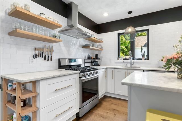 13 Pleasant St, Hamilton, MA 01982