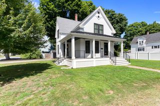 13 Pleasant St, Hamilton, MA 01982