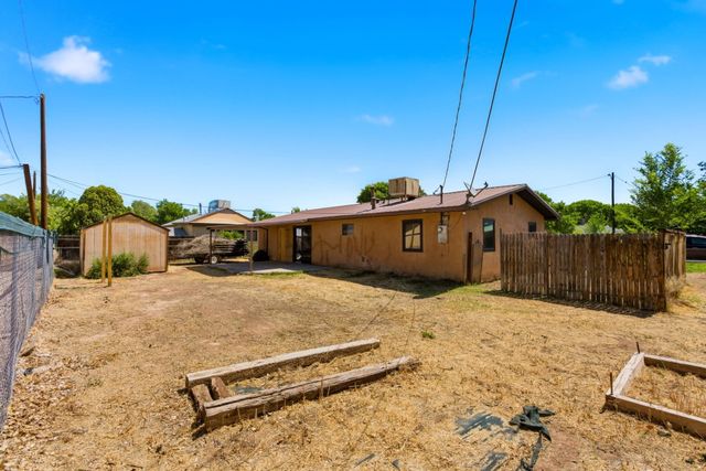 667 Monte Vista Road NE, Los Lunas, NM 87031