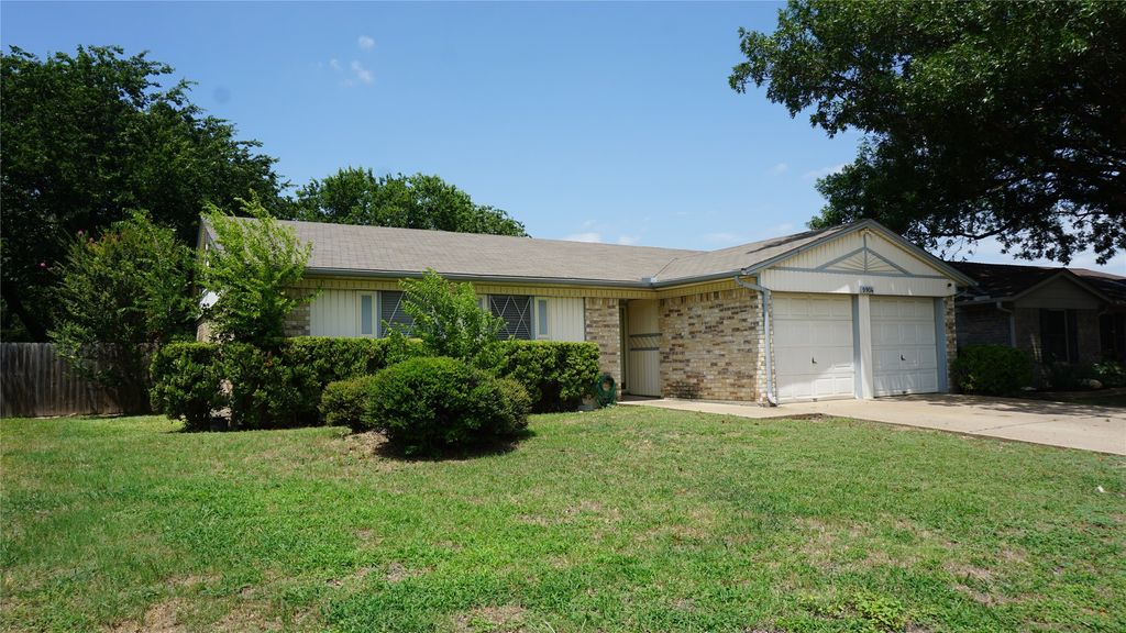 9904 Runnymeade Place, Fort Worth, TX 76108