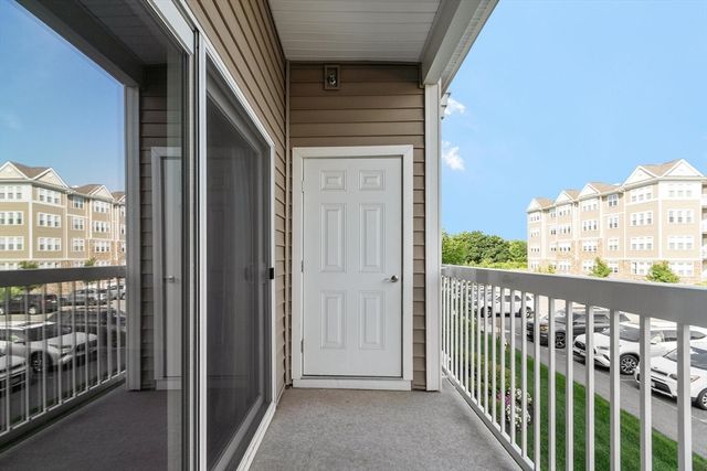 2 Francis Dr 203, Andover, MA 01810