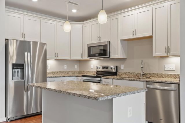 2 Francis Dr 203, Andover, MA 01810