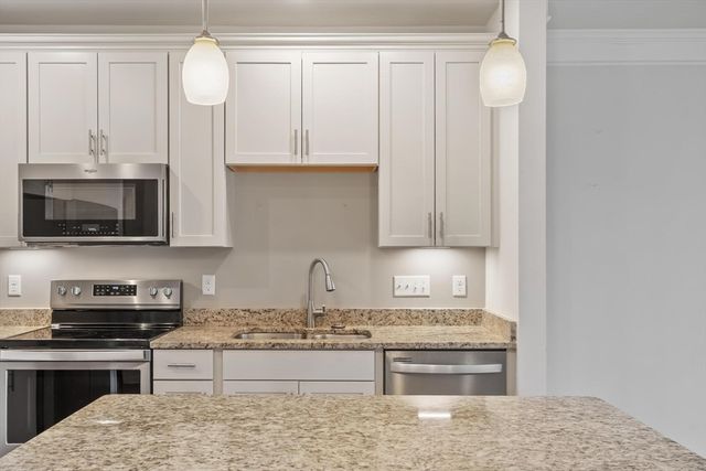 2 Francis Dr 203, Andover, MA 01810