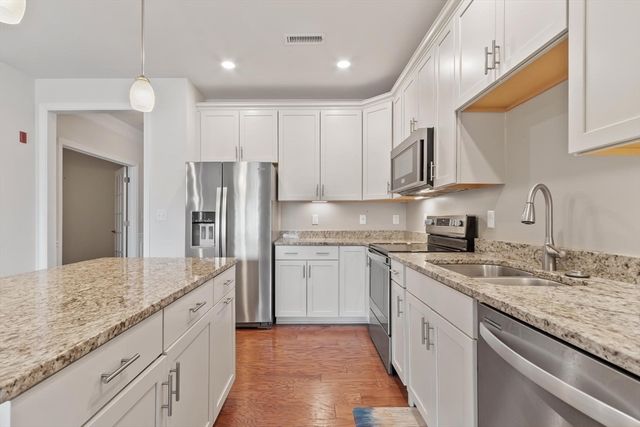 2 Francis Dr 203, Andover, MA 01810