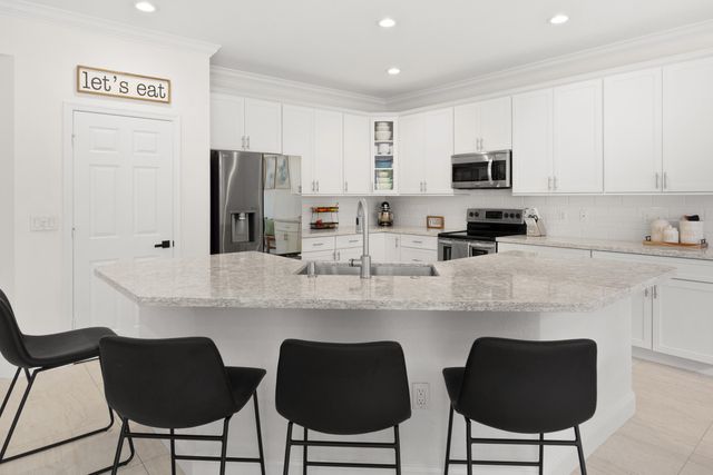 144 Bella Vista Way, Royal Palm Beach, FL 33411