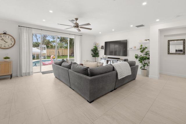 144 Bella Vista Way, Royal Palm Beach, FL 33411