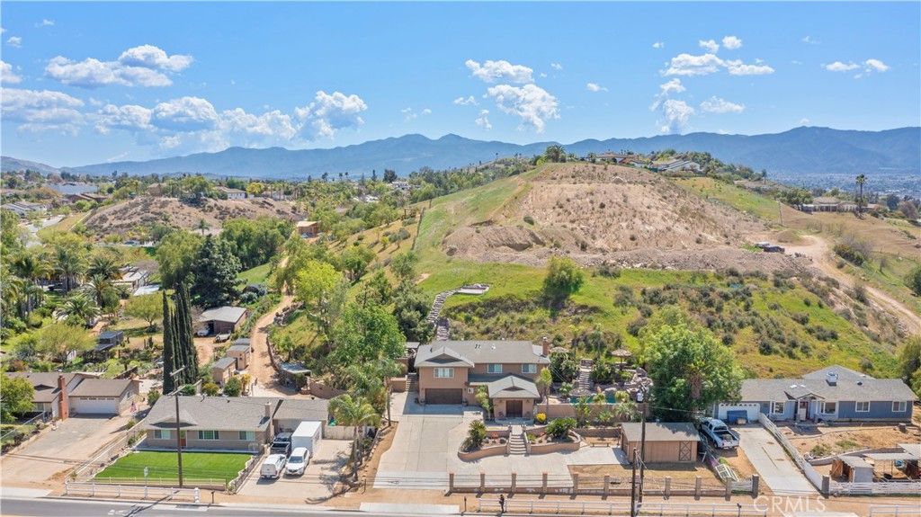 Image 3 of property listing at 1080 1st, Norco, CA 92860