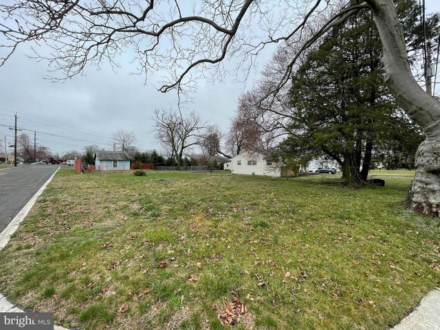 702 N STILES AVE, Maple Shade, NJ 08052