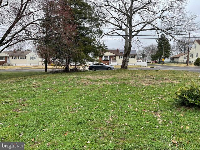 702 N STILES AVE, Maple Shade, NJ 08052