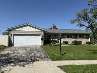 818 Leahy Circle, Des Plaines, IL 60016