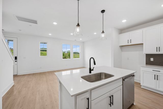2597 Peaceful Valley Dr, Columbia, TN 38401