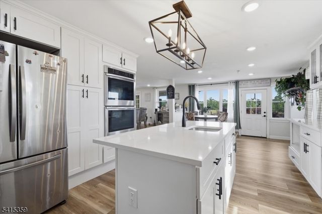 72 Pond Ln, Holland Twp., NJ 08848