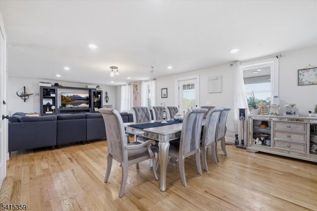 72 Pond Ln, Holland Twp., NJ 08848