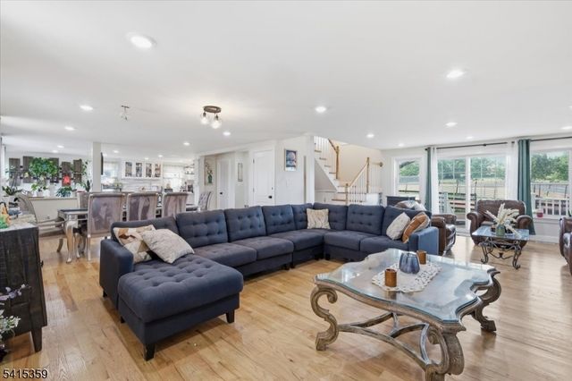 72 Pond Ln, Holland Twp., NJ 08848