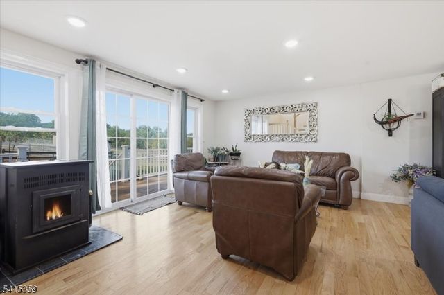 72 Pond Ln, Holland Twp., NJ 08848