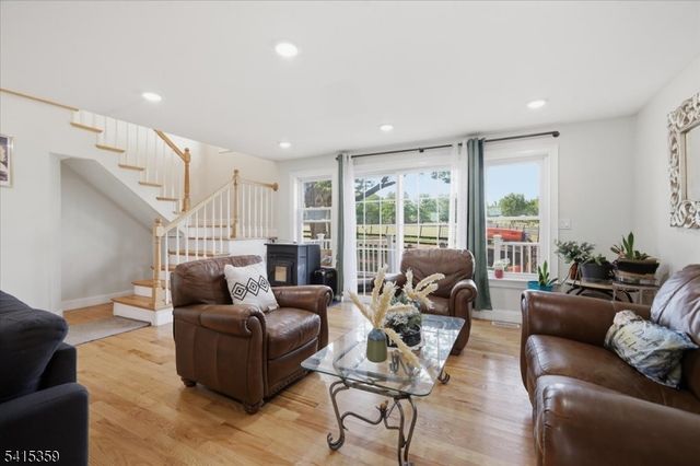 72 Pond Ln, Holland Twp., NJ 08848
