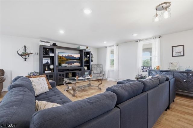 72 Pond Ln, Holland Twp., NJ 08848