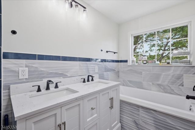 72 Pond Ln, Holland Twp., NJ 08848