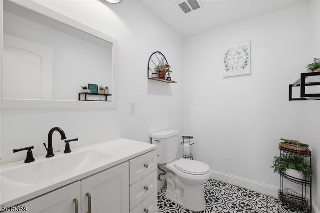 72 Pond Ln, Holland Twp., NJ 08848