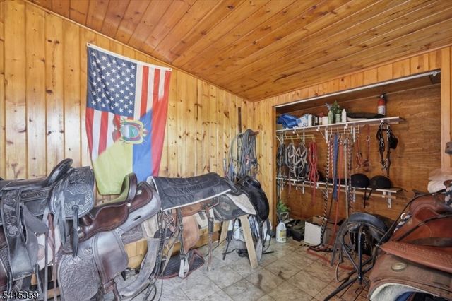 72 Pond Ln, Holland Twp., NJ 08848