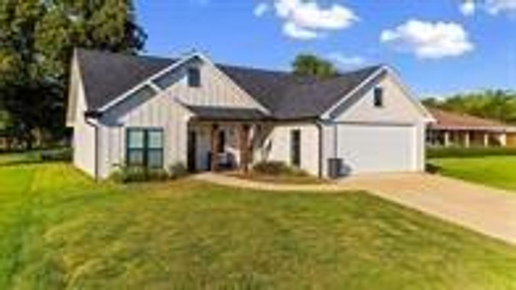 205 Edgewater Drive, Livingston, TX 77351