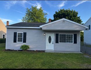 27 Dubois St, Springfield, MA 01151
