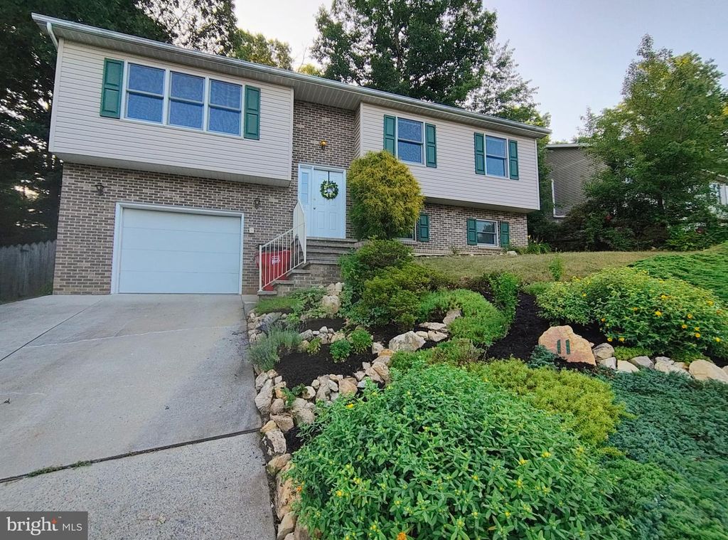 11 INDEPENDENCE DRIVE, Mount Holly Springs, PA 17065