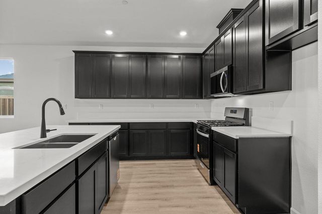 909 Zennor Pl, Patterson, CA 95363