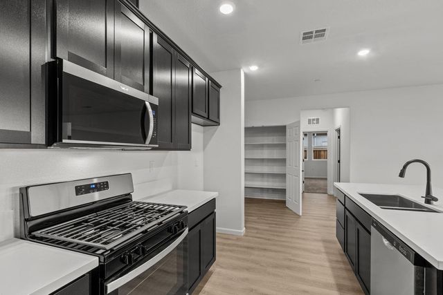 909 Zennor Pl, Patterson, CA 95363