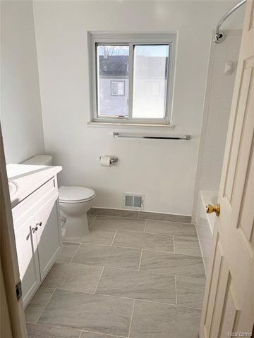 25681 Salem 85, Roseville, MI 48066