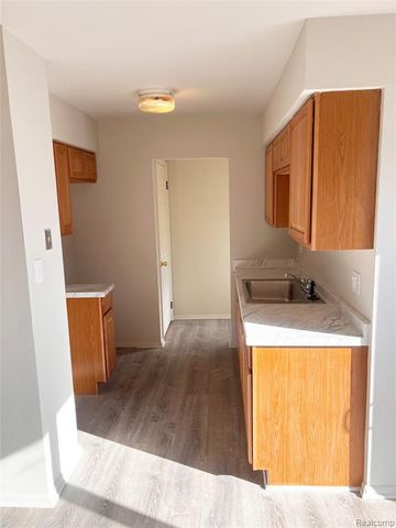 25681 Salem 85, Roseville, MI 48066