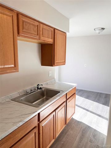 25681 Salem 85, Roseville, MI 48066