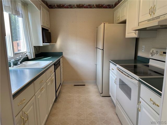 304 Charlesgate Circle, Amherst, NY 14051