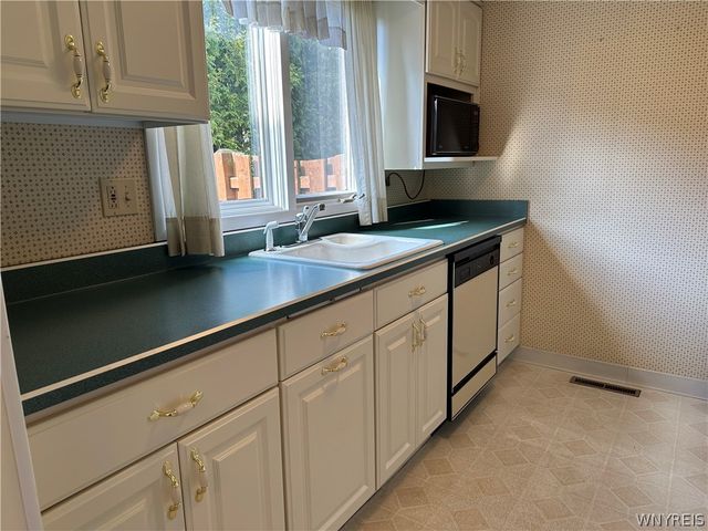 304 Charlesgate Circle, Amherst, NY 14051