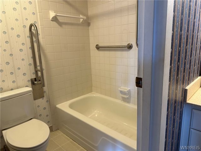 304 Charlesgate Circle, Amherst, NY 14051