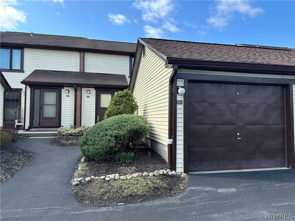 304 Charlesgate Circle, Amherst, NY 14051