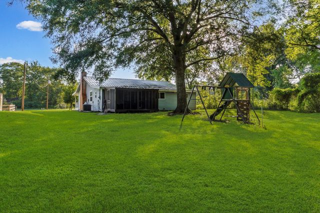 450 River Road, Goodrich, TX 77335