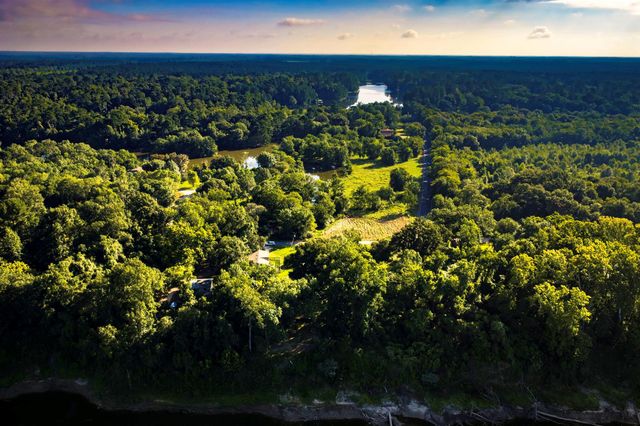 450 River Road, Goodrich, TX 77335