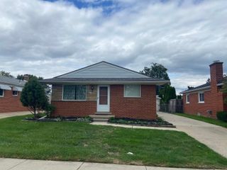 22501 Visnaw Street, Saint Clair Shores, MI 48081